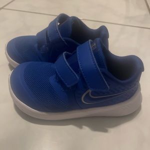 Used toddler boy size 7 star runner shoes